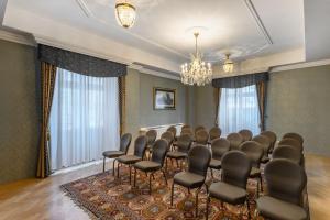 布达佩斯阿斯托瑞亚市中心丹比乌斯酒店的一间会议室,里面放着一堆椅子