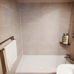 首尔Glan House & Glan Store的浴室配有白色浴缸和卫生间。