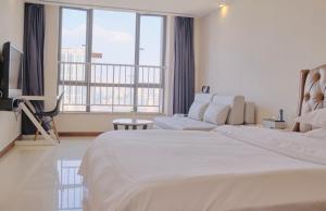 广州广州友家服务公寓的一间酒店客房,设有一张大床和一个大窗户