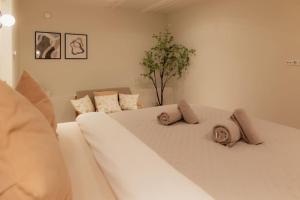 阿姆斯特丹Newly renovated luxurious 200 SQM loft in city centre的卧室配有白色的床和枕头。