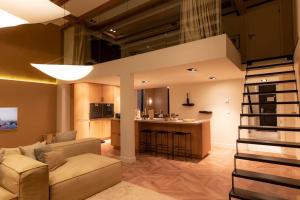 阿姆斯特丹Newly renovated luxurious 200 SQM loft in city centre的客厅、带沙发的厨房和酒吧