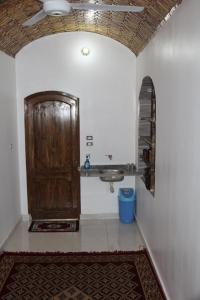 阿斯旺Nile View (2) Guest House的一间带水槽和木门的浴室