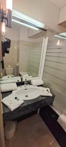 阿卡雄Appart'hôtel Le Trianon的一间带水槽和大镜子的浴室