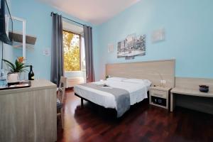 罗马LHG Comfy Rooms的一间卧室配有一张床、一张桌子和一个水槽