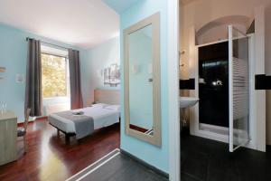 罗马LHG Comfy Rooms的一间卧室配有床、水槽和镜子