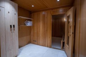 吉达Rosemond Al Hamra的小房间设有门和步入式淋浴间