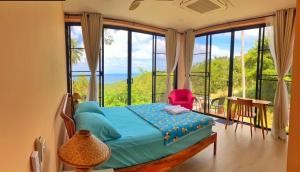 哈德姚Sea View - Palm Villa的一间卧室设有一张床,享有海景
