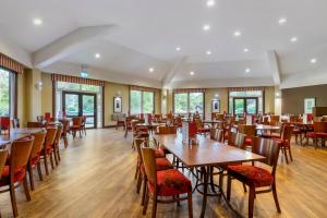 康福斯松湖钻石度假酒店的用餐室配有木桌和椅子