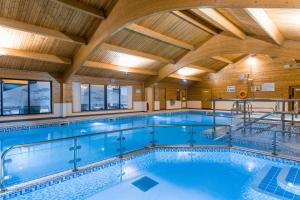 康福斯松湖钻石度假酒店的一个带木制天花板的大型游泳池