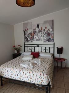 卡萨诺德莱穆尔杰Supramurgia Agribistrot的卧室配有一张大床,墙上挂着一张海报