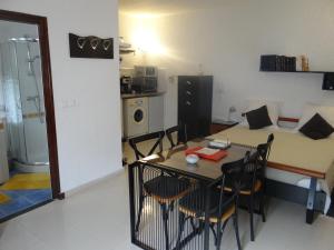 迦太基STUDIO AU COEUR de CARTHAGE HANNIBAL的厨房以及带桌椅的用餐室。