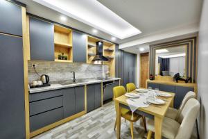 伊斯坦布尔North Blue Life的厨房以及带桌椅的用餐室。