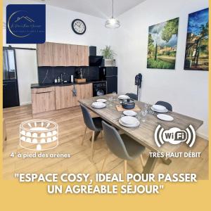 尼姆Nimes: Appartement l'Auguste Centre-Ville.的一间带大桌子和椅子的用餐室