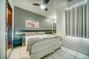 马塞约赛雷亚酒店的一间卧室配有一张床和吊扇