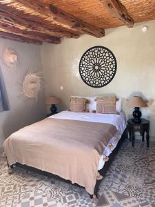 索维拉Villa Des Arganiers的一间卧室配有一张大床和两盏灯。