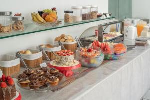 马塞约赛雷亚酒店的自助餐,包括纸杯蛋糕和其他甜点