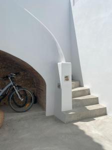 格兰杜拉Grândola Suites - Suite Loft的自行车停在楼梯旁