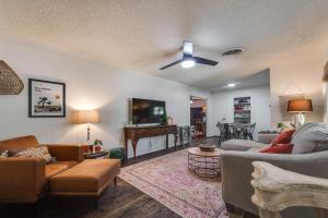 拉伯克Lubbock Rental Home Near Texas Tech University!的带沙发和平面电视的客厅