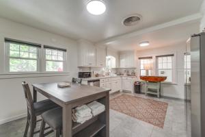 拉伯克Lubbock Rental Home Near Texas Tech University!的厨房配有白色橱柜和桌椅