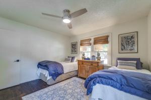 拉伯克Lubbock Rental Home Near Texas Tech University!的一间卧室配有两张床和吊扇