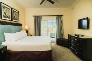基西米Reunion Resort & Golf Club的酒店客房,配有床和电视
