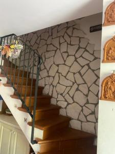 罗卡迪坎比奥Casetta Gianni&Bea的石墙房间的楼梯