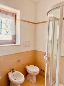罗卡迪坎比奥Casetta Gianni&Bea的一间带卫生间和水槽的浴室