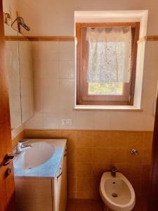 罗卡迪坎比奥Casetta Gianni&Bea的一间带水槽和卫生间的浴室以及窗户。