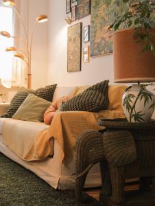 莫内利亚Moneglia Beach Downtown的客厅配有带枕头的沙发