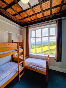 特劳特贝克YHA温德米尔酒店的一间卧室设有两张双层床和大窗户