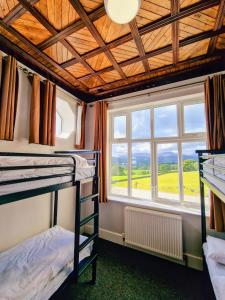 特劳特贝克YHA温德米尔酒店的客房设有两张双层床和一扇窗户。