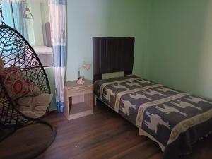 阿雷基帕DEPARTAMENTO EN YANAHUARA 3er piso的一间小卧室,配有一张床和一把椅子
