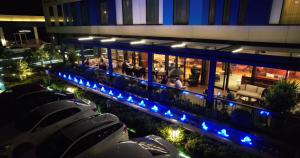 萨姆松萨姆松希尔顿汉普顿酒店的享有建筑的夜间蓝色灯光美景
