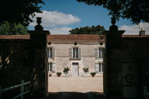 Bourg-CharenteBeautiful riverside boathouse的一座古老的石头房子,前面有门