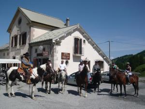 瓦尔Hôtel, Le Refuge Napoléon的一群人骑马在建筑前