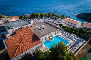 滨海巴纽尔斯Côté Thalasso Hôtel & Spa Marin的享有带游泳池的房屋的空中景致