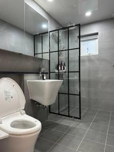 济州市Jejudo Luxury Private House的浴室配有卫生间、淋浴和盥洗盆。