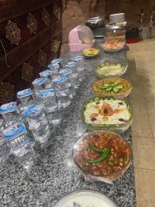 瓦迪拉姆Wadi rum secrets camp的桌子上放着一碗食物和一杯水