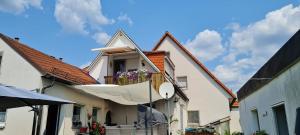 KonradsreuthFerienwohnung, Urlaub im Frankenwald的阳台上挂着雨伞的房子