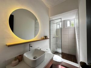 圣萨尔瓦多Outstanding House in San Benito!的浴室设有白色水槽和镜子
