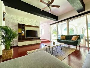 圣萨尔瓦多Outstanding House in San Benito!的带沙发和电视的客厅