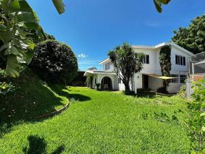 圣萨尔瓦多Outstanding House in San Benito!的白色的房子,有绿草的院子
