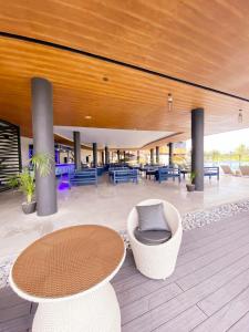 八打雁Beach Hive Seafront Residences Villa in San Juan Batangas的大堂设有桌椅