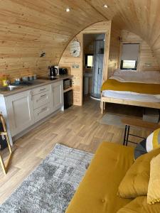 莱尔格Lochside Lodge Pod的小屋内带床和厨房的房间