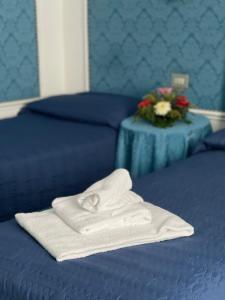 雷扎托米开朗基罗酒店的床上一双毛巾