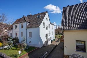 弗尔克林根FeWo beim Schlafhaus的享有2栋带屋顶的白色房屋的景致