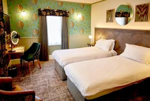 阿尔德利埃奇阿尔德利埃奇酒店的酒店客房配有两张床和一张书桌