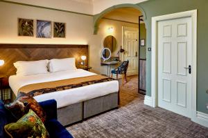阿尔德利埃奇阿尔德利埃奇酒店的酒店客房,配有床和沙发