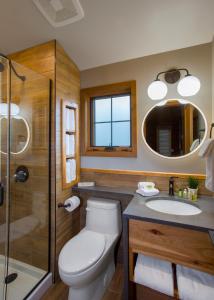 贾斯珀贝尔山小屋酒店的一间带卫生间、水槽和镜子的浴室