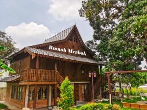 大山脚Sayang Di Kaki Bukit Homestay Near Icon City Bukit Mertajam的一座有路标的建筑,上面写着路由 ⁇ 